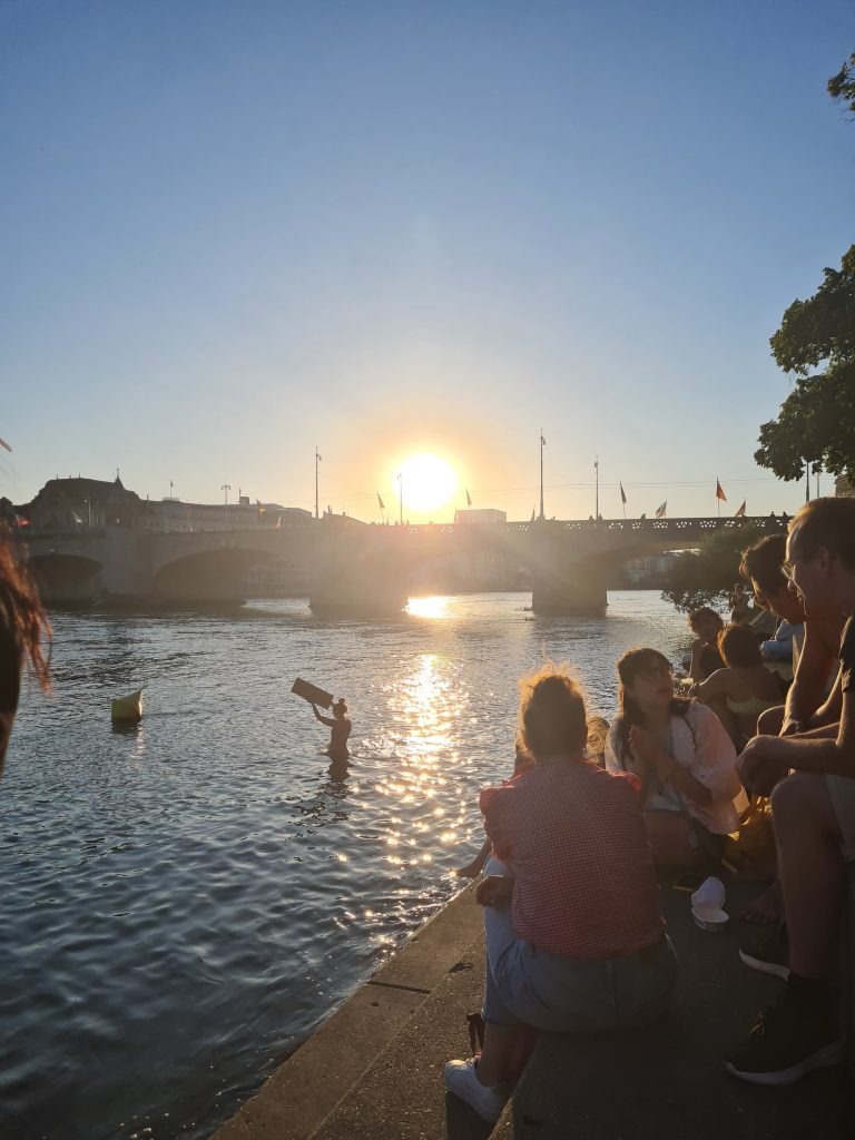 Erfrischung während der Art Basel: Der Rhein.